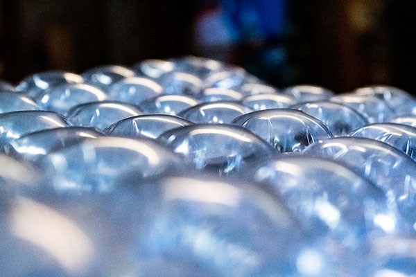 Ako vzniká bublinkový zábal: materiál, vzduchové komory a spracovanie